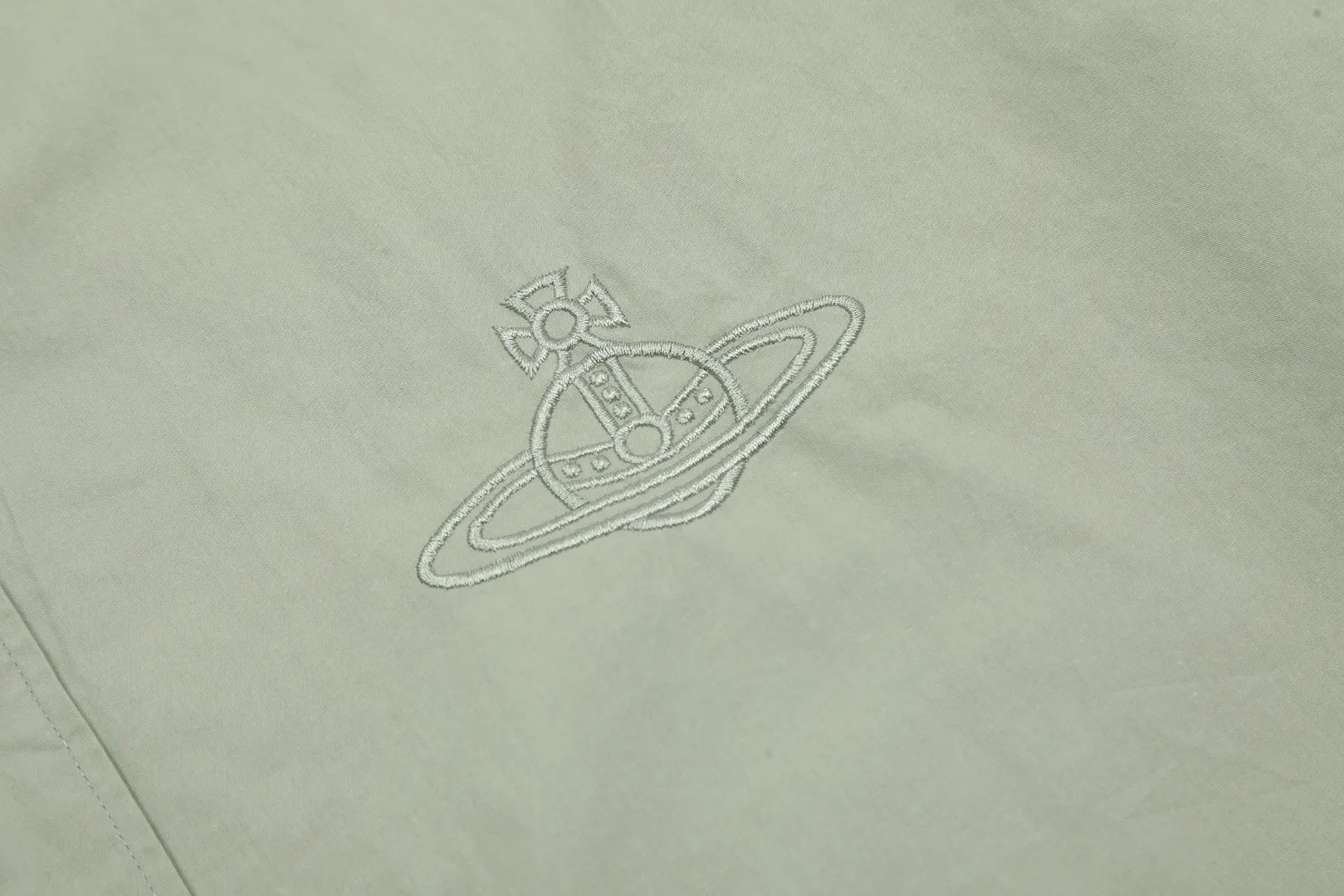 vivienne west wood The Queen Mother of the West Vivienne Heavy-duty patchwork old-style washed embroidered shirt Four seasons style Heavy-duty embroidery patch washing design on the back Very beautiful and unique Sleeve folding design with high workmanship Expanded arc design at the hem Loose and casual, slimming 5 color combinations are very versatile Correct accessories in the whole series Every detail is completely restored Straight to the full color Color: Eucalyptus green Sky blue Taro purple Pink White Size: S M L
